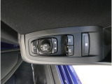 運転席には、ドアミラーの開閉および角度調整、集中ドアロック機能、さらには全ウィンドーの開閉操作を可能にするスイッチが一つに集約。運転中でもスムーズかつ効率的に操作でき、安全性と快適性に役立っています。
