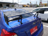 高速走行時に車体後部へダウンフォースを発生させてコーナリングの安定性を高めてくれます!!