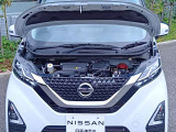 納車以降、お車のメンテナンスは自宅近所の日産サービス拠点にて承ります。専門の教育を受けたサービスフロント&メカニックが無料1ヶ月点検から法定/車検整備、万一の故障・不具合の修理まで全て担当いたします。