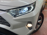 【LEDヘッドライト】悪天候や夜間走行時も良好な視界を確保し安心して運転できる高輝度LEDヘッドライトを装備!点灯速度が早く、消費電力も抑えられています。