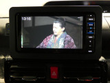 【車内での楽しみ広がる】テレビの視聴も可能です。待ち合わせの時間や休憩中も退屈せずにお過ごしいただける快適なドライブ空間を提供します。