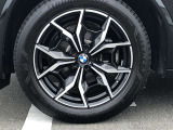BMW純正19インチホイール。洗練されたデザインで、足元の個性を引き立てます。