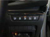 【パーキングセンサー】障害物などが車両に近づいた際に、音と画面表示にてお知らせしてくれます。警告音も段階的に鳴ってくれるので、どのくらいの近さなのか感覚的に察知することが出来ます♪