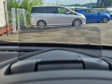 【アクティブ・ドライビング・ディスプレイ】コンバイナーにルートや車速などの情報を表示し、ドライバーの視線移動と、焦点調整の 時間をさらに短縮する事で、わき見のリスクを低減し ます。