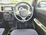 【運転席インテリアデザイン】左右対称のインテリアデザインでドライバーを包み込み運転に集中できるように設計されています。