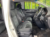運転席まわりには十分なスペースがあり、大柄な方でもゆったり運転していただける環境です。