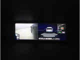後退時には、リヤの4つのセンサーが障害物を検知し、必要に応じてブレーキが作動するよう設計されています。サイドビュー映像も表示され、周囲を確認しやすく、見えにくいガレージへの車庫入れも安心です。