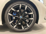 BMWの純正アロイホイールは軽量かつ強度にも優れているホイールで走行性能を引き上げる設計になっております。足元にもBMWは妥協がなくこだわっている個所になります。