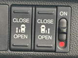 両側電動スライドドアです。リモコンや運転席スイッチ、ドアハンドルの操作で自動開閉。お子様を抱き抱えている時や荷物の多いときなどに便利です!!