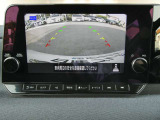 ギアを『R』に入れた後、カメラボタンを2回押すと、ナビ画面に後方の映像を映してくれるので、駐車がし易くなります。