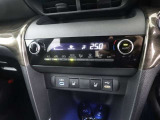 オートエアコンで車内の温度管理も自動調整で行ないますのでらくらくです!安心して運転に集中できます!!