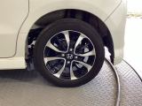 純正アルミホイールです。足元が引き立つので、車全体のイメージがアップしますよ!