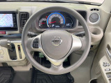 インテリアに合わせたデザインのステアリングは、運転される方のことも考え、運転しやすい形状、大きさです。是非一度、実際に触ってお確かめください。