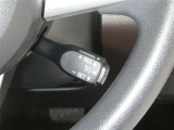 【レーダークルーズコントロール】(全車速追従機能付)付きです。車速に応じて追従支援してくれるので、ロングドライブも快適です。詳細は販売店スタッフまでおたずねください。