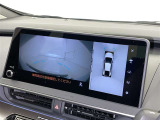 パノラミックビューモニターシステムが付いているので車の上から見た映像が確認できますよ。 一目で車両周辺の情報を確認できますが、直接安全をご確認下さい。