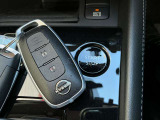ドアロックの開閉やエンジンスタートの操作までもボタンひとつでOKなインテリジェントキー ポケットに入れているだけなので 雨の日などや お買い物などで荷物を持っているときにとても役立ちます