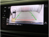 ★ギアをリバースに入れると車両後方とガイドラインが表示され車庫入れ、縦列駐車の際に安全確認をサポートします★