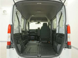2列目シートと助手席を倒すことで、運転席以外のすべての空間がフラットな荷室となります。フラットな荷室になるので、脚立や絨毯などの長尺の荷物の積載にも対応しております。
