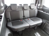 3列目シートは車内全体を爽快に見渡せて、座り心地も快適に。すべてのシートの居心地を、とことん追求しました。