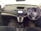 車内は光触媒抗菌消臭施工済です。インパネ周りはスタイリッシュなデザインです。グローブボックスやカップホルダーのほかにトレーなどたくさんの収納スペースが付いています。