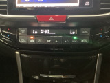 プラズマクラスター付き・オートエアコンがついてます。左右独立で温度設定のできるデュアルオートエアコンです。リア熱線のスイッチの中に、雪道に対応したサイドミラーヒーターも入っています。