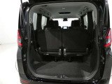 サードシートを格納すると大きな荷台スペースとなります サードシートを起こした状態でも荷物はもちろん詰めます 使用用途に応じてアレンジしてください