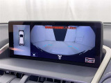 パノラミックビューモニターを装備。駐車場や交差点でクルマを真上から見るように周囲を確認できます。機能の詳細は販売店スタッフまでおたずねください。