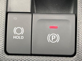 【電動パーキングブレーキ】パーキングブレーキは便利な電動式!ボタン一つで操作でき、アクセルを踏めば自動で解除されます♪レバーやペダルが無いので運転席廻りもすっきりしますね♪