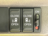 【両側パワースライドドア】スマートキーや運転席のスイッチで後席両側スライドドアの開閉が可能♪電動だから力を入れてドアを開ける必要が無く、小さなお子様でも簡単に開け閉めでき快適です♪