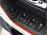 運転席ドアにはパワーウィンドウスイッチが集約され、ドアミラー調整スイッチも装備!1か所で簡単に操作が可能です!