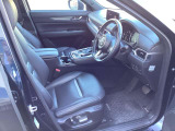 運転席はまっすぐな姿勢でシートに座り、足を自然に伸ばして操作できる位置各ペダルを配するという理想的なレイアウトを実現しています!ぜひ一度MAZDAのドライビングポジションをご体感ください。