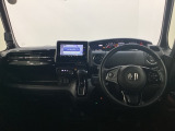 車内は光触媒抗菌消臭施工済です。スタイリッシュなデザインでスポーティなインパネ周りを演出します。グローブボックスやカップホルダーのほかにトレーなどたくさんの収納スペースが付いています。