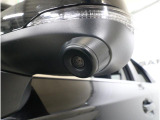 助手席側で見えにくい左前方の映像を、車内のマルチファンクションディスプレイに映し出します。前方への駐車や左寄せ、狭い道でのすれ違いなど、さまざまなシーンで安心して運転できる便利な機能です。