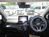 運転席からの視界が広く運転がしやすいので男女共に人気のインテリアになっています!
