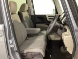 女性でも運転がしやすいように、シートの高さ調整機能(シートリフター)がついています。運転席と助手席の間が空いている為、助手席側への移動がスムーズです。交通量の多い道でも助手席側から乗り降りができます。