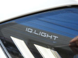 【IQ.LIGHT】 対向車や先行車のドライバーを眩惑することなく、前方の路面と路肩を広範囲に明るく照らすことができるマトリックスLEDヘッドライトを装備。快適なドライブをアシストします。