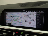 【純正ナビゲーション】BMWのナビゲーションは操作性も良く、詳細な地図情報と交通状況を見やすく表示し、快適なドライビングをサポートしながら目的地までナビゲートします。