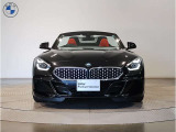 【BMWの伝統】BMWの特徴的な&ldquo;キドニーグリル&rdquo;は、80年以上続く伝統の形でございます。変わらないこだわりのデザインが、プレミアムブランド&ldquo;BMW&rdquo;を創り出します。