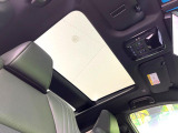【調光パノラマルーフ】車内の解放感が一気に上がる大型パノラマルーフに調光機能がプラス!日差しが強い時、シェードを閉めなくてもガラスの透明度を調整することで心地よい明るさに♪