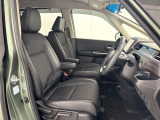乗降がしやすい運転席。高さが調節できて小柄な方でも運転しやすいポジションをとることができます。