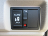 片側電動スライドドア付きで、狭い場所の開閉も楽々です。また重い荷物を持っている時や、両手がふさがっている時でも負担が少なく開閉できます。