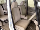 広い足元に肘掛けもついたゆったり座れるシートです。運転席と助手席の間が空いているため、助手席側への移動がスムーズです。交通量の多い道でも、助手席側から乗り降りができます。