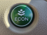 ワンタッチで省燃費走行をサポートするECONスイッチを装備。