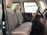 座面も厚みがあり背もたれも高く、広い足元にゆったり座れるシートです。運転席と助手席の間が空いている為、助手席側への移動がスムーズです。交通量の多い道でも助手席側から乗り降りができます。