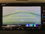 【バックカメラ】運転が苦手な方も車庫入れラクラクです!ギアをリバースに入れれば自動的に切り換わりますので、面倒な操作は不要です♪狭い駐車場もお車を傷つけず安心ですね!