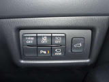 【パーキングセンサー】障害物などが車両に近づいた際に、音と画面表示にてお知らせしてくれます。警告音も段階的に鳴ってくれるので、どのくらいの近さなのか感覚的に察知することが出来ます♪