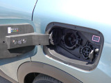 外出先では、急速充電器を備えた高速道路のサービスエリア、ショッピングモールなど全国の充電ネットワークを利用できます。ライフスタイルに合わせた充電で行動半径は大きく広がります。