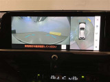 複数のカメラの映像をもとに、クルマを真上から見ているような映像をドライバーに提供し駐車をサポートする機能です。