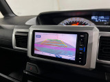 バックカメラがしっかり映るので、後ろが見やすく安心して駐車できます。お子さまの送り迎えや買い物でも心強いポイントです。