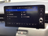 HondaCONNECT対応の便利なナビディスプレー。お持ちのスマートフォンと連携して、ナビやBluetoothでの音楽再生が可能です。デザインはもちろん、操作性も良好です。